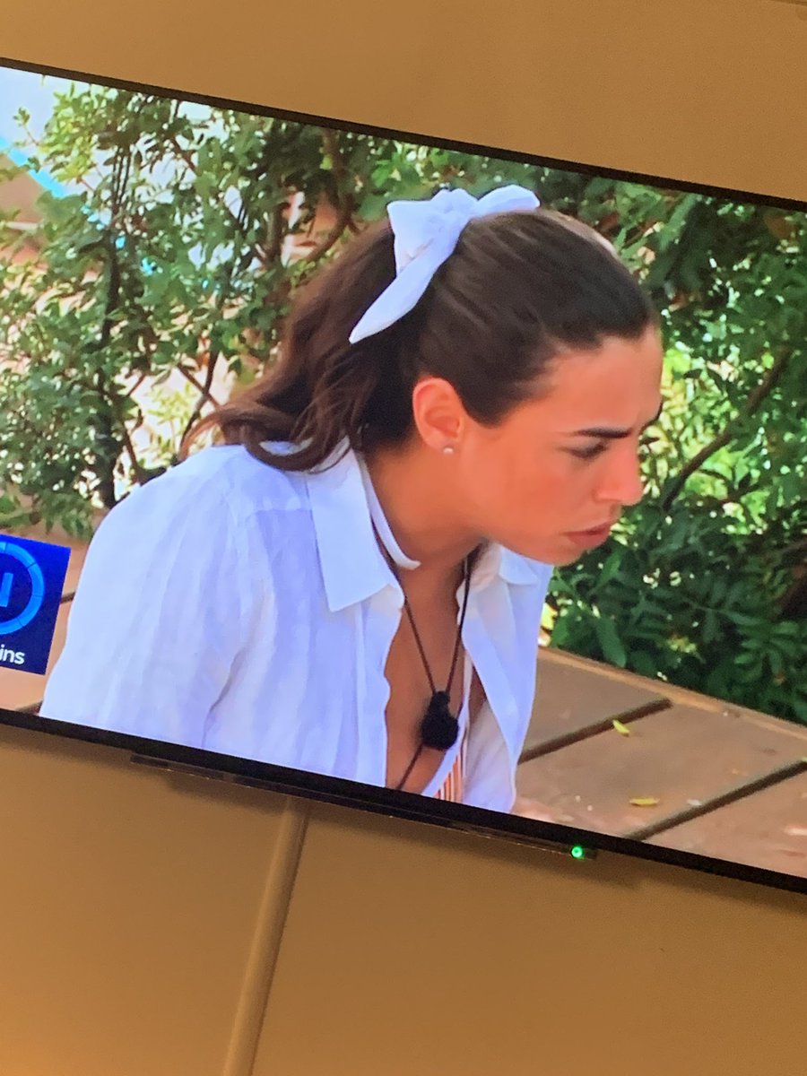 Why is Francesca dressing like fucking Liesl from The Sound Of Music #loveisland