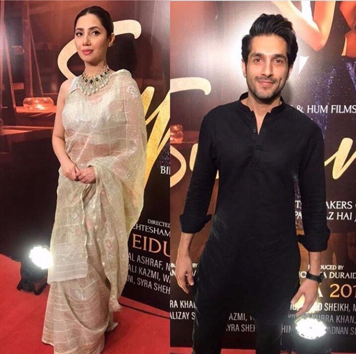 HoardingC's tweet photo. #MahiraKhan and #BilalAshraf look amazing at the trailer launch of their upcoming film #Superstar. #Mahira is seen wearing a lovely traditional saree paired with a stunning piece of jewellery around the neck @humtvpakistanofficial) https://t.co/fUVCbDdMEU