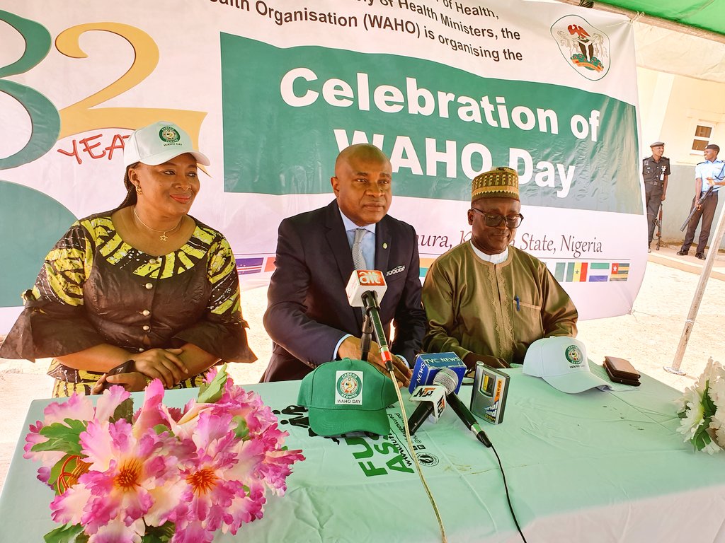 OoasWaho's tweet photo. To commemorate its 32nd anniversary, #WAHO donated $20,000 to the General Hospital Daura that serves Katsina, Jigawa and the neighboring country, Niger. #WAHO32 #HealthForAll https://t.co/0ZoM8hh8xe