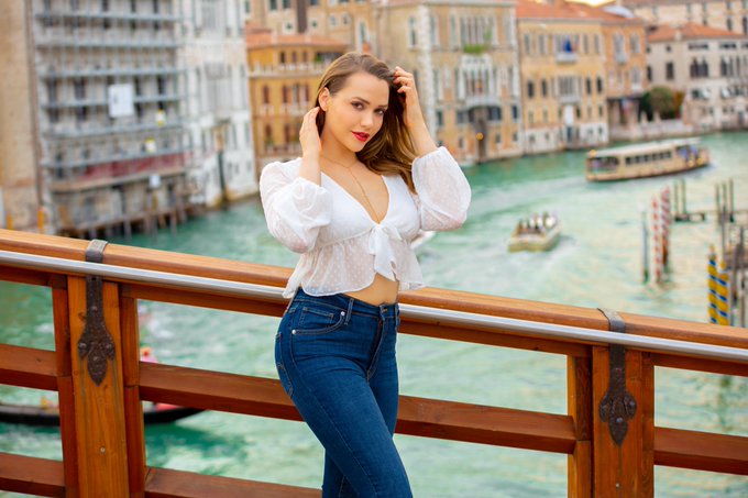 Watch Mia Malkova's leaked NSFW photo on TwXstars