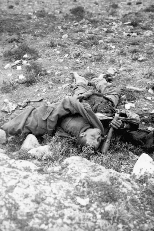 tarihist1's tweet photo. Birinci Dünya Savaşında Filistin Cephesinde Kudüs'teki çarpışmalarda şehit olmasına rağmen el bombasını bırakmayan Osmanlı askeri.
Şeyh Jarrah, Kudüs, Aralık 1917
Courtesy Library of Congress, Eric Matson Koleksiyonu https://t.co/W84wdl6FxS