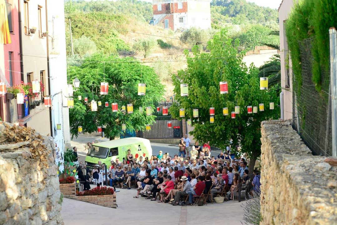 EVAEnVeuAlta's tweet photo. Mil i un racons de #Pradell convertits en escenaris impregnats d'històries, d'emocions, de converses i d'aventures! Gràcies a tots els qui heu format part i heu fet possible la 10a edició de l'#EvaPradell!!! #Pradell #territoriEva #enveualta https://t.co/cTPu47F9r6