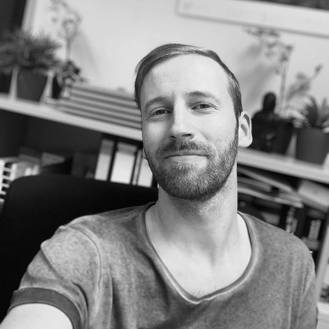 johnlamox's tweet photo. ich glaub es ist zeit für'n feierabend... 🙋🏼‍♂️
.
#feierabend #arbeitfertig #workdone 
#arbeit #work #systemadministrator #computerpeople #nerd #me #myself #gay #gayboy #gaydude #gaymale #gayman #germangay #gayselfie #instagay #gaystagtam #begay #boywith… https://t.co/Etzxk70CeS https://t.co/YvfUhSHRAF
