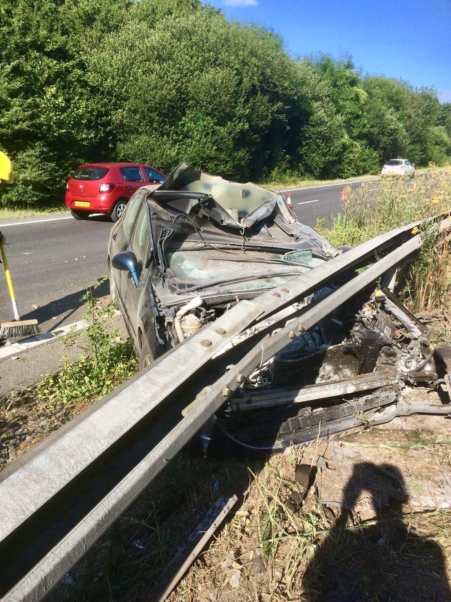 ChichesterFire's tweet image. A picture paints a thousand words. #seatbelts. No injuries, only takes a second to #clunkclick and luckily the occupants did @WestSussexFire @SussexRoadsPol @GBallWSFRS