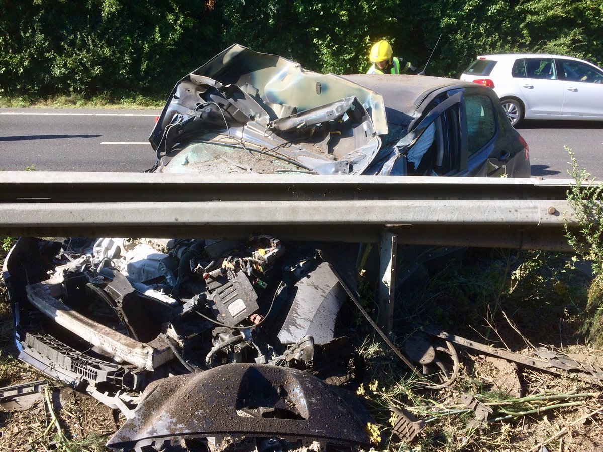 ChichesterFire's tweet image. A picture paints a thousand words. #seatbelts. No injuries, only takes a second to #clunkclick and luckily the occupants did @WestSussexFire @SussexRoadsPol @GBallWSFRS