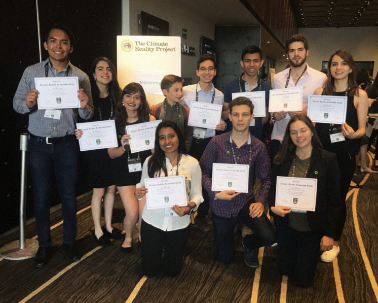 crgs_udem's tweet image. Alumnos de #IISE, participaron en un entrenamiento de #ClimateRealityProject, encabezada por Al Gore, Exvicepresidente de los #EUA, brindó a los estudiantes
herramientas para construir conciencia pública sobre los desafíos del
cambio climático a nivel global. ¡Felicidades! 💯