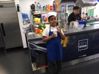 KeithCityServe's tweet photo. Children and parents from @CliftonPrim Clifton Primary School come and cook #allaboutthekids at Cityserve kitchen @LoveCityserve
Supporting the participants to make healthiers choices 😀😃👏🏾👍🏾 https://t.co/XIviMMgle1