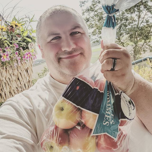 lyteforce's tweet photo. In the past week I lost the equivalent of this bag of apples on my @ww_canada weight-loss journey. How awesome is that? #LyterForce #anotherfiver #ww https://t.co/7OiYi8f00s