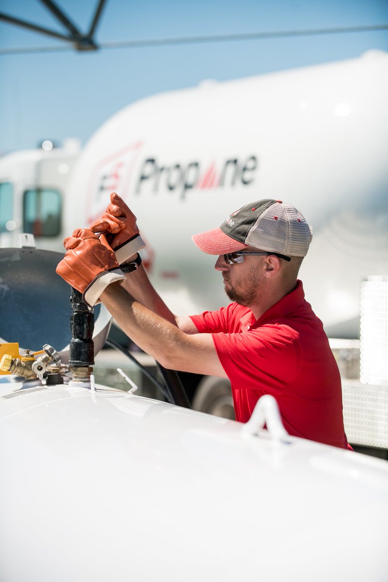 FSCooperatives's tweet photo. Last week, a team from @Sunrise_FS & @GROWMARK Energy were on location in Topeka, IL shooting a #FSPropane powered irrigation motor testimonial video. Big thanks to Taylor Swanson & Cole Brownfield for your business & time!
#CleanGreenAmericanMade #OneTankEndlessPossibilities https://t.co/JpGRqAV7No