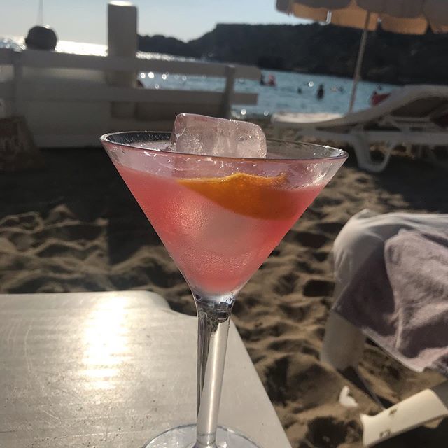 gillhynes's tweet photo. Lovely end to a gorgeous day at the beach with a Insta ready cosmo #loveibiza #calatarida #lappingwaves #whiteisland #cosmopolitan #girlsholiday @cottonbeachclub https://t.co/3g2JjNTXIg https://t.co/fDOlH6PF9T