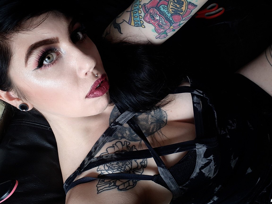 Inkedsnowflake1's tweet photo. #selfie #makeup #picoftheday #like #follow #love #altgirl https://t.co/w4s1HJq5nt