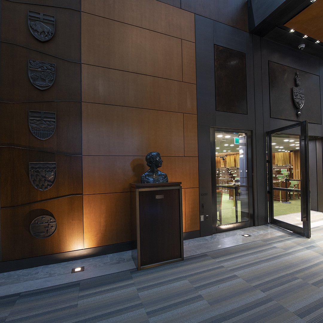 Aujourd’hui est un grand jour pour le #Manitoba et les #territoiresdunordouest : il y a 149 ans, ils entraient dans la #Confédération. Leurs symboles sont partout au #Parlement, même sur les ruches à l’extérieur du <a href="/SenatCA/">Le Sénat du Canada</a>
#CollineduParlement #édificesduParlement 
#tno #Ottawa