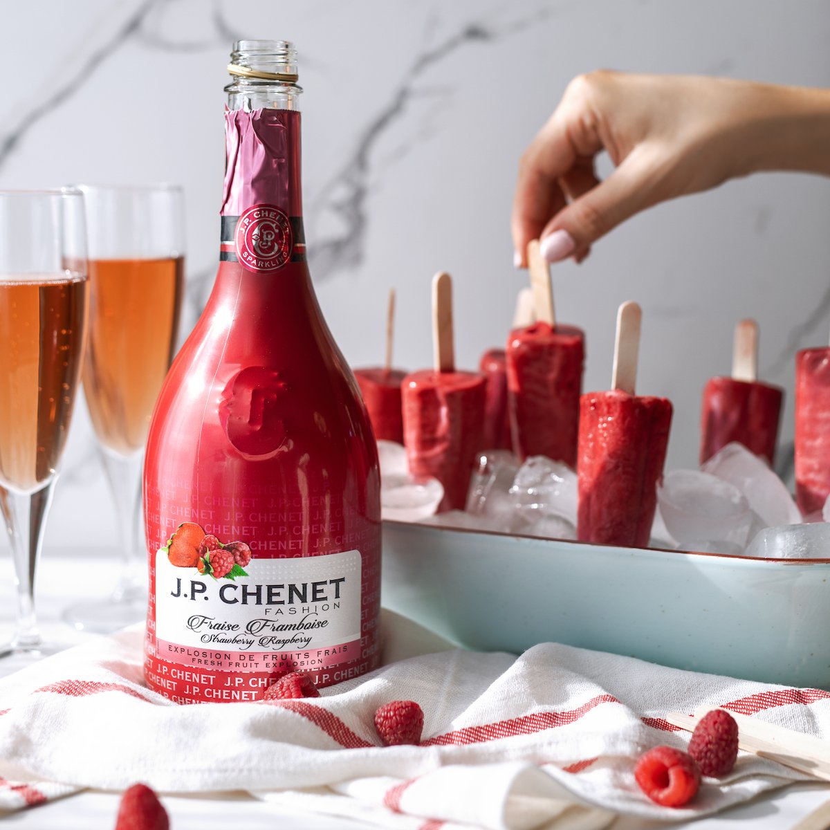 Someone said ice pops? 🙋‍♂️🍓 All summer, refresh yourself with some Fashion Strawberry-Rasberry available at the <a href="/LaSAQ_officiel/">lasaq_officiel</a> →  bit.ly/2UGnAqJ #ShareThePleasure