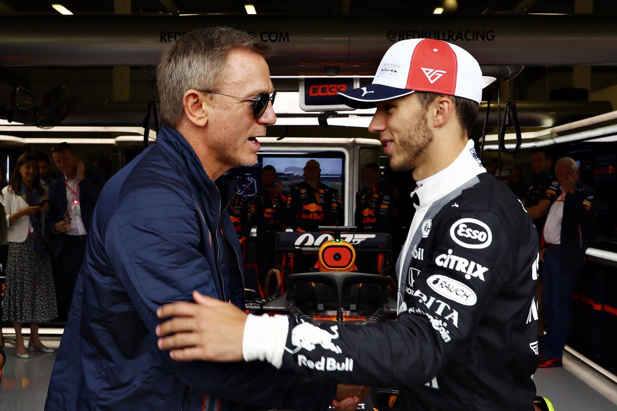 PierreGASLY's tweet photo. « My name is Bond, James Bond. »
Pleasure to meet you 007🤵🏼 https://t.co/3WU0Dcco2z