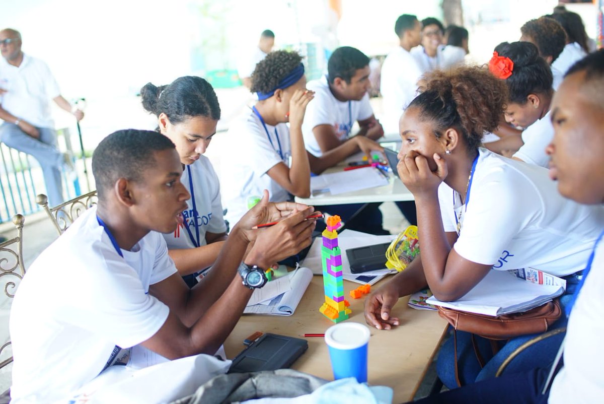 VeranoInnovador's tweet photo. Desarrollo de ideas.
Taller #DesignThinking con la especialista Mirtha Davis/Lockward
#FuturosSTEM #FuturosInnovadores #VeranoInnovadorSD #ONAPIpromueveInnovación
#ONAPIpromuevePI #CVI2019 https://t.co/K3IgEO4jLw