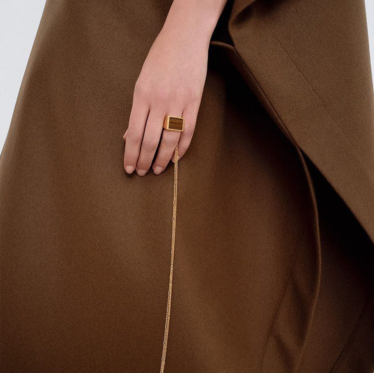 APC_USA's tweet photo. For the #Fall19 collection, longtime #APC collaborator and stylist Suzanne Koller takes part for the #INTERACTION2.

Now available in stores and at https://t.co/tJ1Vad7zml 
- 
#APC #SuzanneKoller #APCxSuzanneKoller #INTERACTION2 #ObviousClassics https://t.co/jTnfImzZvI