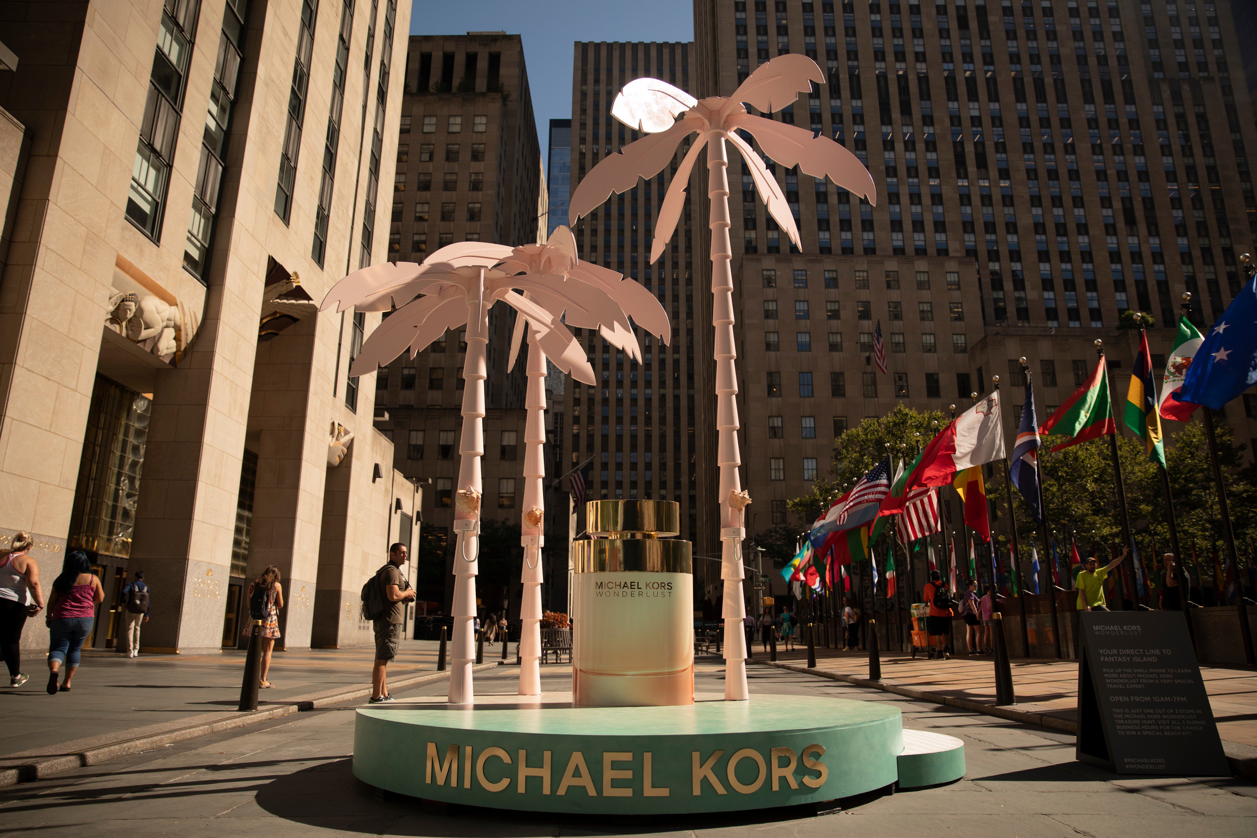 Adskillelse kæmpe Inspektør Michael Kors on Twitter: "The search is on: join us at the Michael Kors  #Wonderlust treasure hunt today and tomorrow for photo ops, prizes and  more! 📍Rockefeller Center https://t.co/h6KFYK4HKL" / Twitter