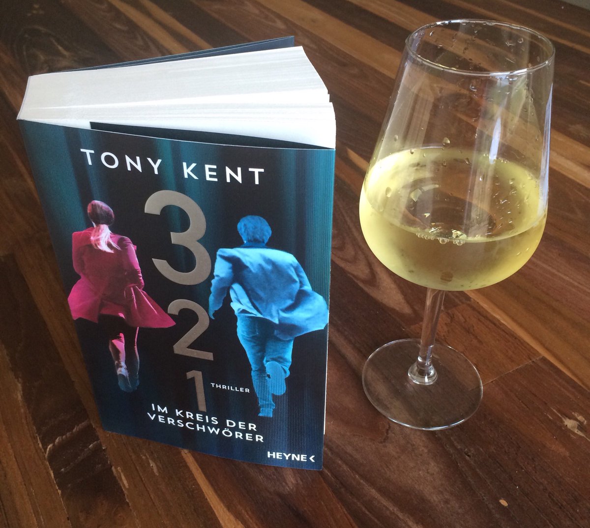 Watze89's tweet photo. Den Tag mit einem Glas Wein und einem Buch ausklingen lassen #wine #book #monday #tonykent https://t.co/IbTRIZnmPJ