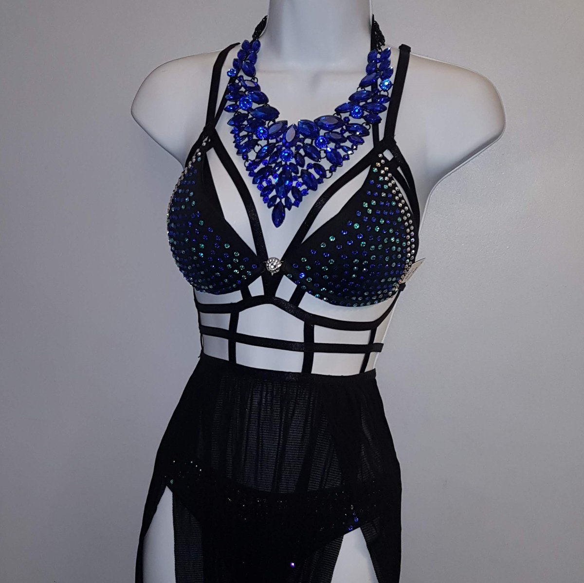 Show them how you shine!
#luxenecklace #harnessdress #rhinestonebikini #crystalbikini #festivalfashion #shoplocalyeg