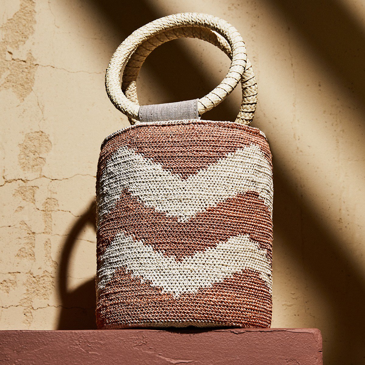 HoltOgilvy's tweet image. Carry on with @molasasa&apos;s eco-friendly take on the bucket bag, handmade from agave plant fibres #HProject.
