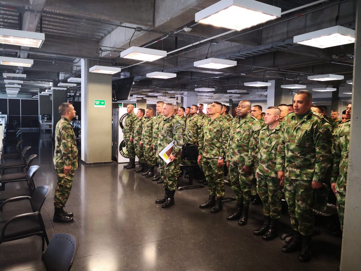 Ejercito_Disan's tweet photo. #GestiónMedicinaLaboral como parte de su trabajo también realiza el proceso #FIMED a los aspirantes que realizarán relevo al #SINAI, esto con el fin de evaluar la aptitud psicofísica de nuestros #HéroesBicentenarios. Somos #HéroesAsistiendoHéroes. #SaludPrimeraLey https://t.co/7hLOp3aegJ