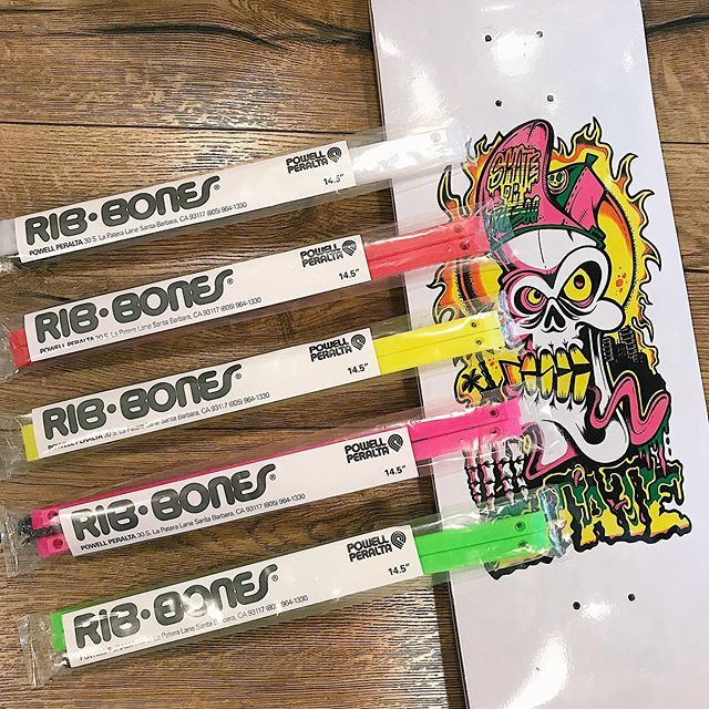 statebcn's tweet image. Como dijimos en su día "Si eres de la new school o un classics ya sabes que rails pillarte!!" 💥👊🏼 RIB·BONES® de @powellperalta 💀 | Todo esto y mucho más YA! disponible en STATE, tu skateshop del barrio. #ribbones #powellperalta #barcelona #skateshop … ift.tt/2XI9fLX