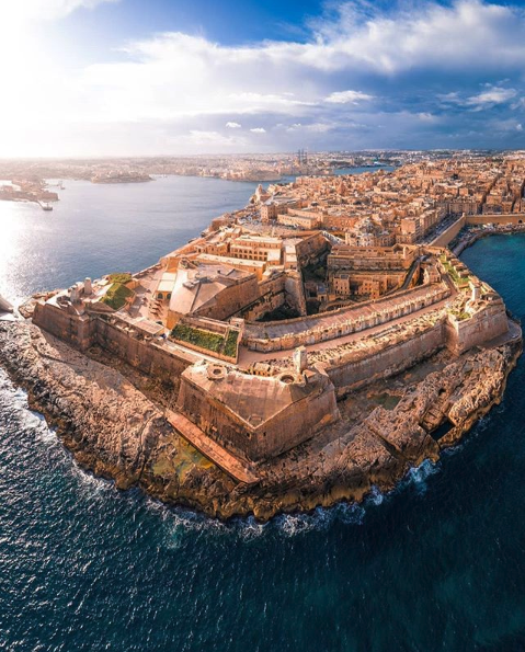 randombox_es's tweet photo. ¿Sabías que la capital de #Malta es la #Valletta y es la #capital más pequeña de Europa? 🔎🌍
Tiene menos de 1 kilómetro cuadrado y fue la primera #ciudad planificada de Europa. 🙈 
#vacaciones #julio #verano https://t.co/Vezsa9N7MQ