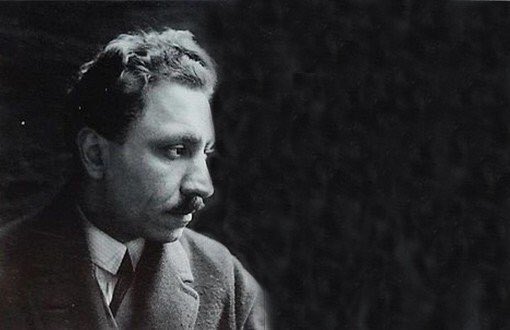 ashti_sindi's tweet image. 1. Di rojeke wekî îro de, beriya 68’salan stêreke geş ji asîmanê Kurdistanê rijiya, stêrek ku roniya wê dabû ser nivîs û ziman û rojnamegerî û siyaset’ê. 
Kesek ku dubare nabe ve, himdarê alifabêya Latînê Mîr #Celadet Bedirxan bi mixabinî ve di rojeke wekî
#bikurdibinvise