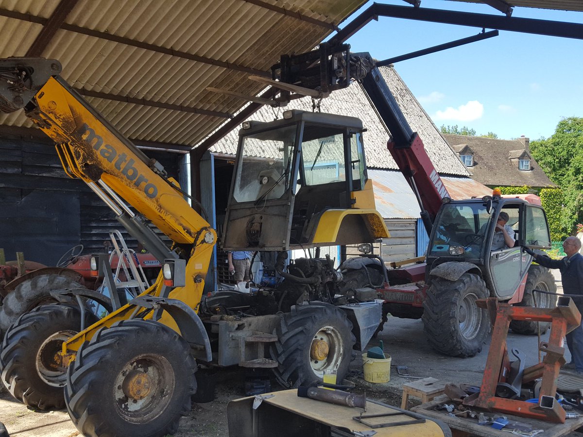 LydiardTurkeys's tweet photo. The much loved matbro is in a bad way! Mechanic is back tomorrow for further dismantling .
#looksexpensive
#matbro https://t.co/iWASPz4XfZ
