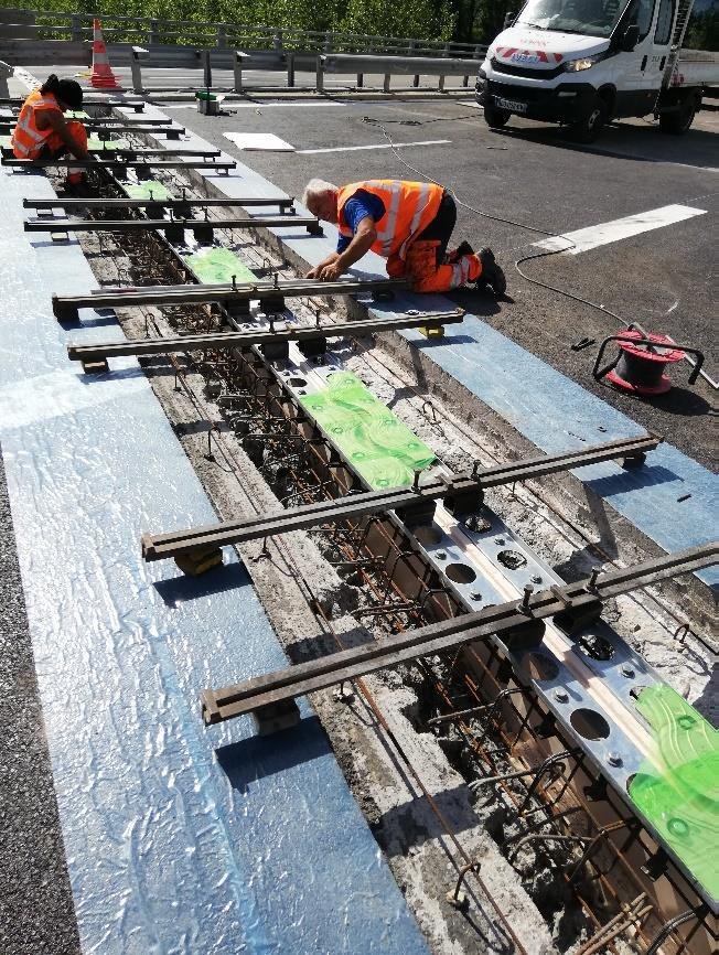 mlrst1's tweet photo. @ProgresOyonnax @leprogresain @Le_Progres #A404 les 🚧travaux du viaduc de Brion touchent à leur fin avec la pose et le réglage des derniers joints de chaussée, ou encore l'hydrodémolition🚿 et la reconstruction par béton projeté des encorbellements⚒️ https://t.co/A9Q2BMpklP