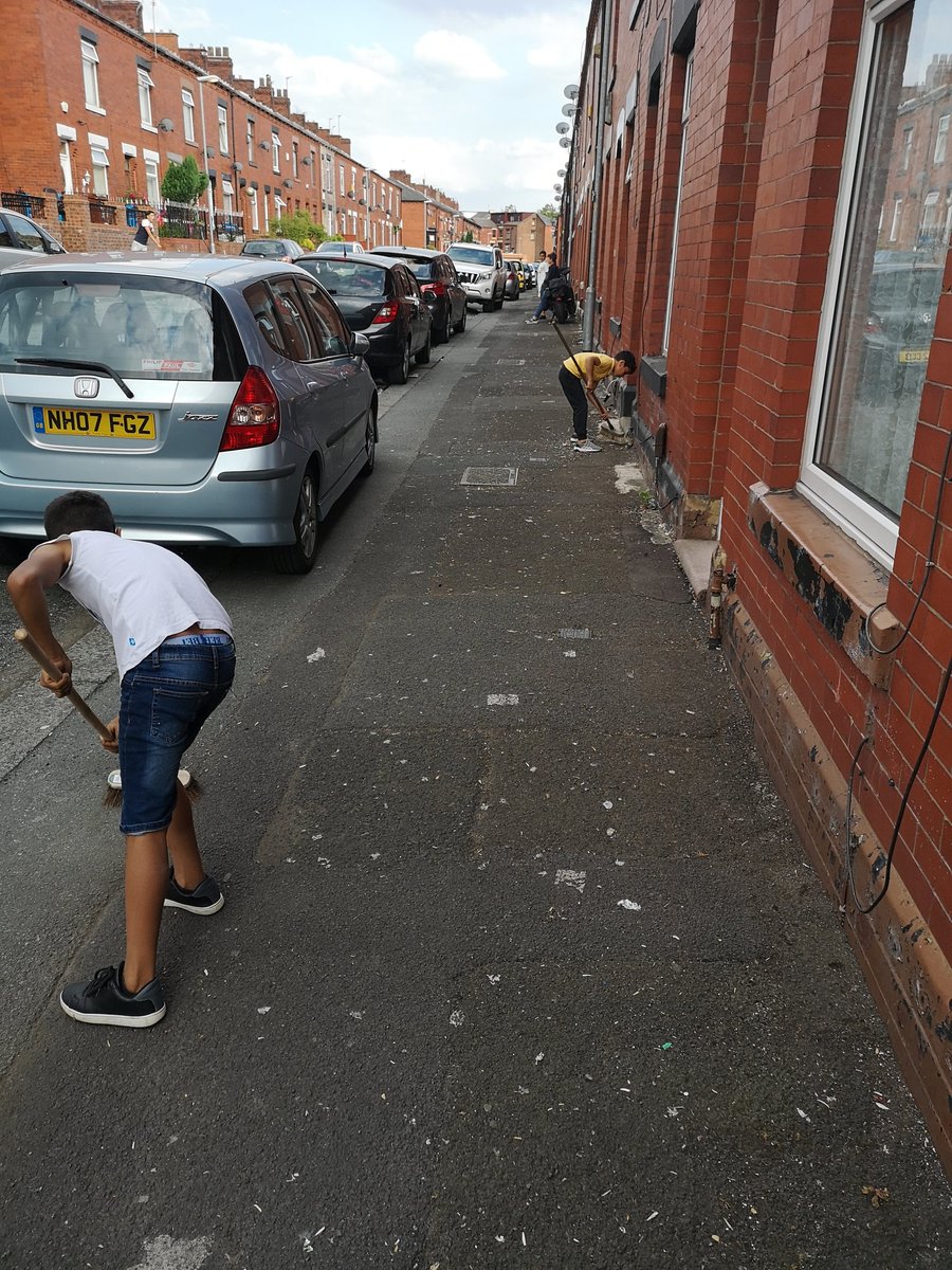 ClarksfieldCG's tweet photo. Residents out cleaning up and taking pride in where they live #semble #CifHelloBeautiful #communityempowerment #lovewhereyoulive https://t.co/uulF2TUCCc