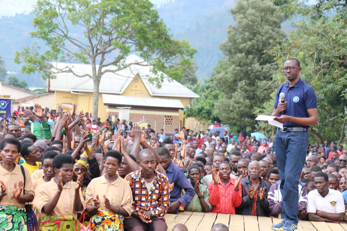 KamaliAimeF's tweet photo. Uyu munsi twishimiye kubana na Guverineri w'Intara ya @RwandaWest na DIGP CP F Namuhoranye dutangiza #PoliceMonth2019.
Dukomeje gushimira Abaturage b'Umudugudu wa Rusi nk'Umwe mu midugudu itekanye (Itararanzwemo icyaha)
@Rwandapolice @RwandaLocalGov @fnamuh @Nyamasheke https://t.co/OJ0MDcnczA