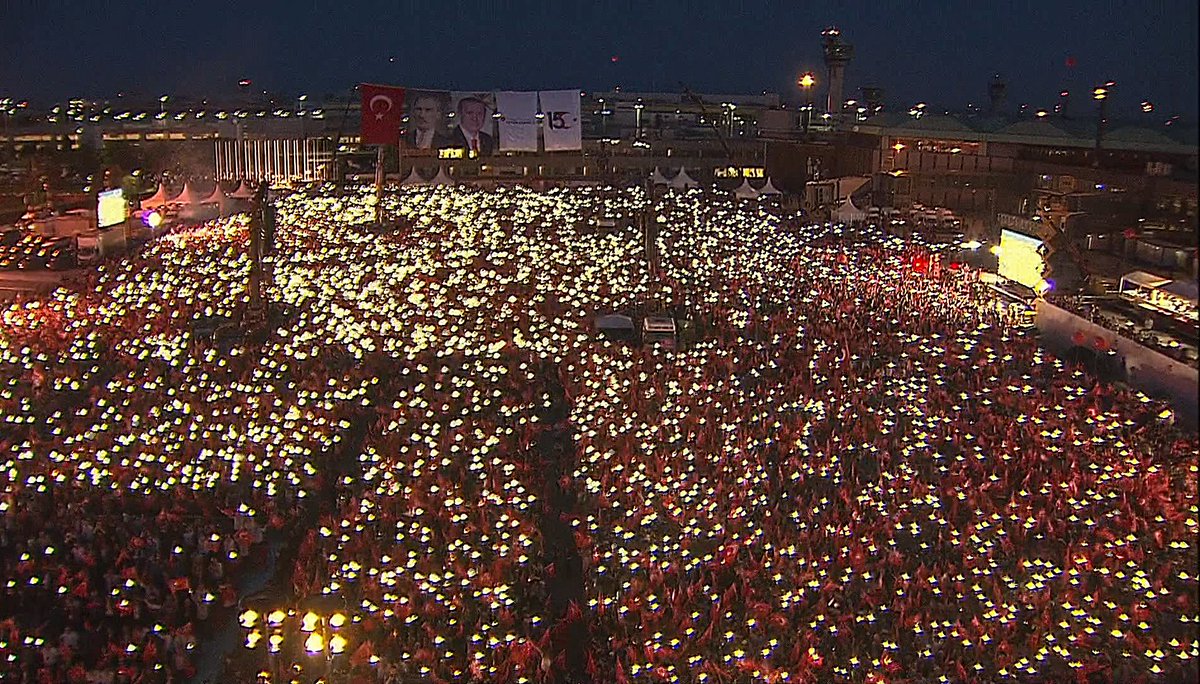 yenisafak's tweet photo. Cumhurbaşkanı Erdoğan'ın katılımıyla Atatürk Havalimanı’nda gerçekleştirilen '15 Temmuz Milli Birlik ve Demokrasi Günü'nde coşkulu kalabalık havadan görüntülendi

https://t.co/F722AMuKwg https://t.co/eqiWty3z88