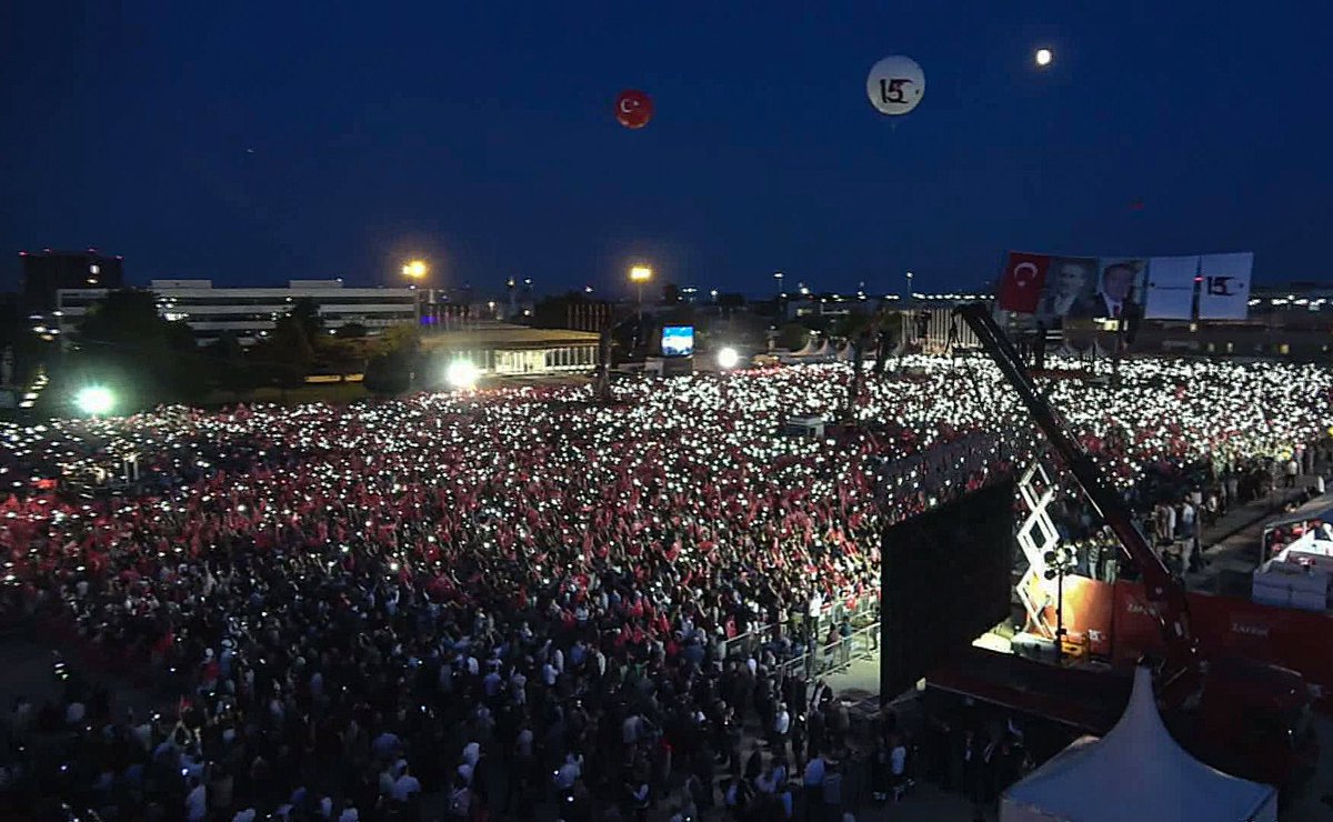 yenisafak's tweet photo. Cumhurbaşkanı Erdoğan'ın katılımıyla Atatürk Havalimanı’nda gerçekleştirilen '15 Temmuz Milli Birlik ve Demokrasi Günü'nde coşkulu kalabalık havadan görüntülendi

https://t.co/F722AMuKwg https://t.co/eqiWty3z88