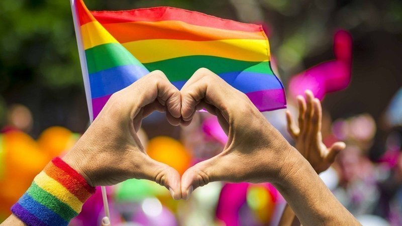 Hoy se cumplen 9 años de la Ley de #MatrimonioIgualitario pero todavía no hay una Ley Nacional Antidiscriminación que proteja al colectivo #LGBTQ, por eso Lula inició esta petición ➡️ Change.org/carousel

🌈¿La apoyás con tu firma?🌈