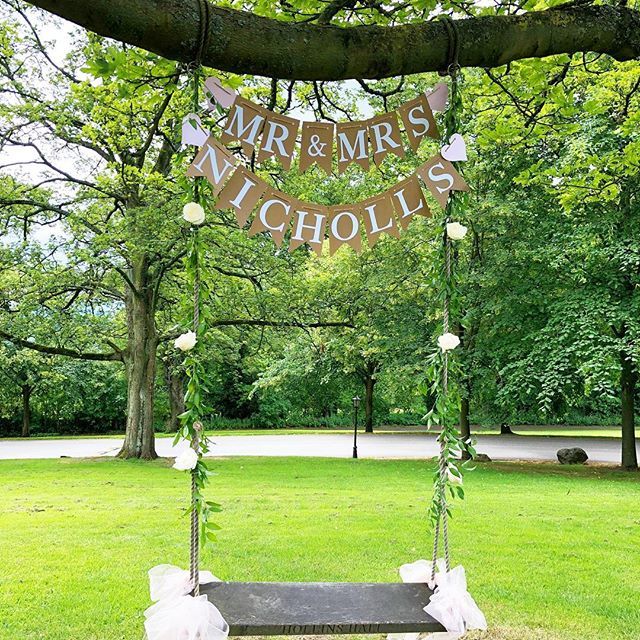 There’s a lovely wooden swing in the grounds of @hollinshall that provides a fabulous place for photos. 📷 .
Our couple wanted to dress it so we added a personalised sign, Italian ruscus, fresh roses and blush pink bows. 🌿🌷☀️
.
#Venuestylist #yorkshir… ift.tt/2NUE3Vn
