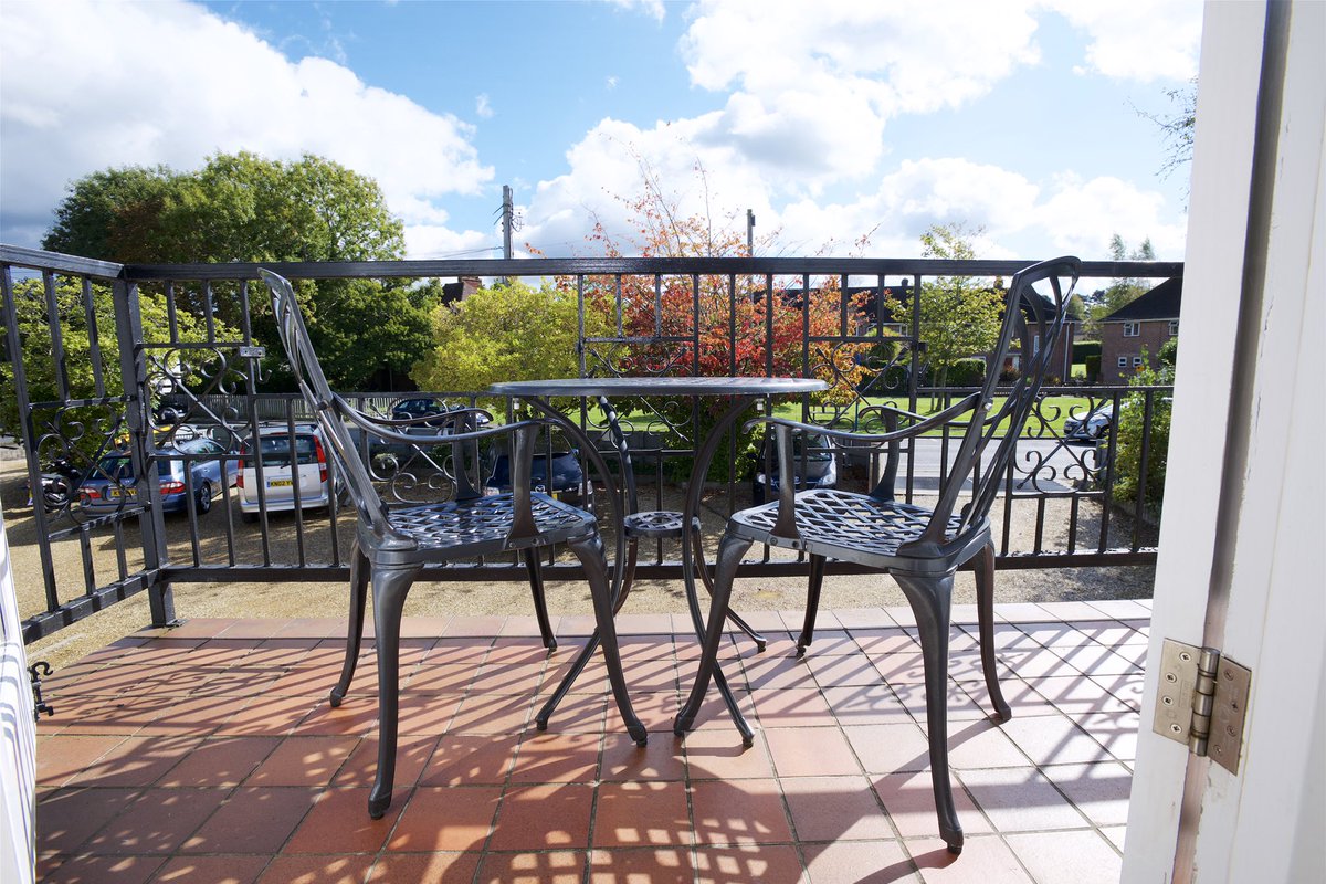 Escape from London? Leave the car and let the train take the strain. Last four posters available from 45pppn! The summer promotion is still available.⠀
#cottagelodgehotel #cottagelodgenewforest #hotelrooms #countrysideescape #countrysidehotel