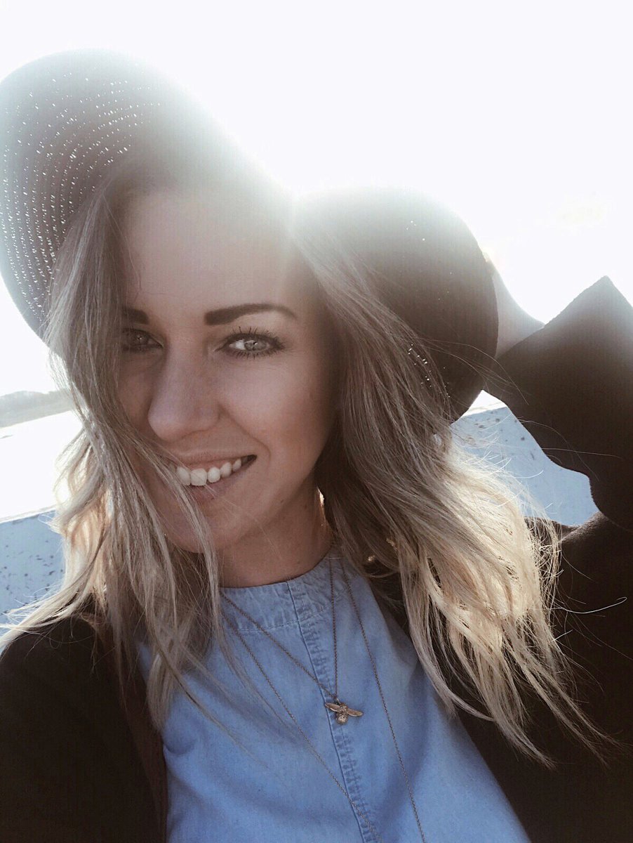 “Soaked in sunlight and happy colours...” ⚡️
•
•
•
#monday #mood #sunlight #sunshine #happy #adventures #journey #mystory #blueeyedgirl #myvibe #windinmyhair