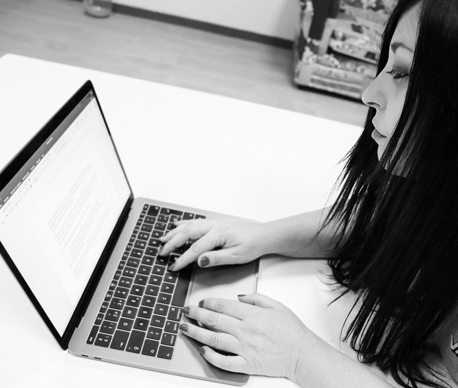 Rosamartinezg's tweet photo. Escribir historias en canciones es un privilegio que no cambiaría por nada 📝
#music2019 #music #songwritter #composer #love #photography #lifestyle #julio #photofday #lovemusic https://t.co/BvXNptcZp8