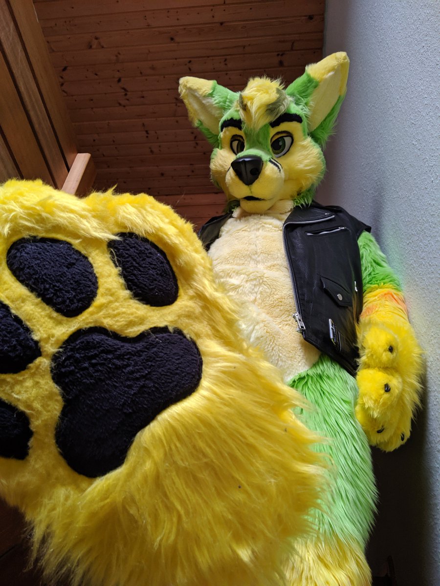 Citrox_'s tweet photo. Come closer little fur.
Maybe I should offer you my paws so that I can press them on you and you can massage them tenderly.
Happy #MFYMonday #PawMonday #Fursuits #Furry #leatherjacket #Fox @MadeFurYou @Preturnax https://t.co/fkDw8eEZ2Z