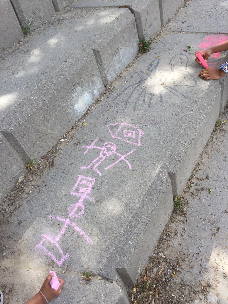 Ms. Mehangrey’s kindergarten class doing Chalk activities after reading the book ‘Chalk’ at JDP Summer School. A wonderful outdoor read aloud and activity. #summerschoolfun #outdoorlearning #BeingCreative #jdp #tdsb