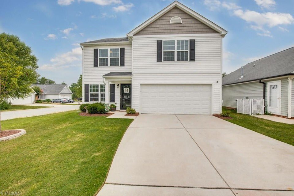 RealtyOneTriad's tweet photo. Beautiful house for sale in Forsyth county! Better than new in Mount Hope Estates! Open floor plan with formal dining or living area. Large kitchen, breakfast area, and pantry. Alison Sink Vannoy at (336) 671-8469!
https://t.co/cHQdeXV8kW https://t.co/B5ZlNquimN