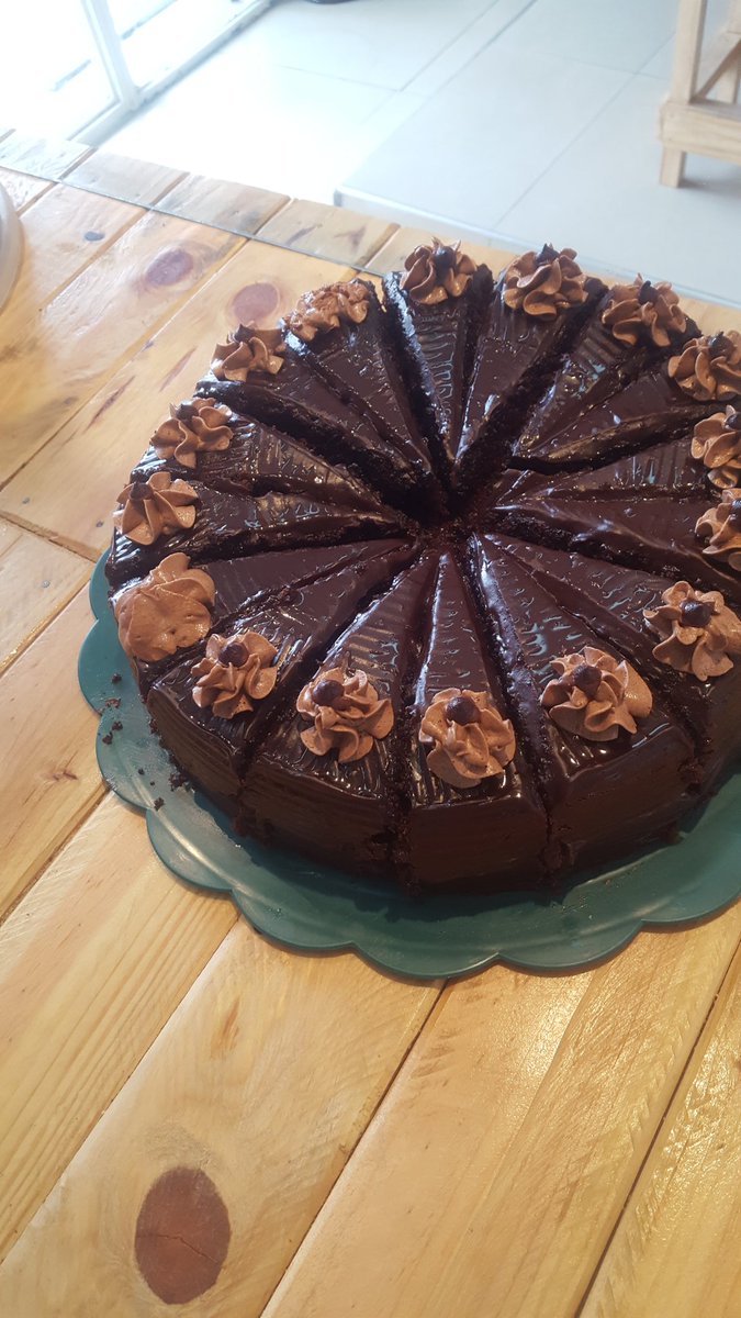jdaniel_polanco's tweet photo. Necesito apoyo de todos ustedes por favor. 
Como no pienso dejar q me gane el socialismo ni emigrar emprendi un nuevo negocio.
Dulces y tortas estoy en valencia vnzla por la calle del tijerazo av Bolívar bajando hacia el negra hipolita frente a la panadería. 
Por favor RT https://t.co/X1jiHFqkOz