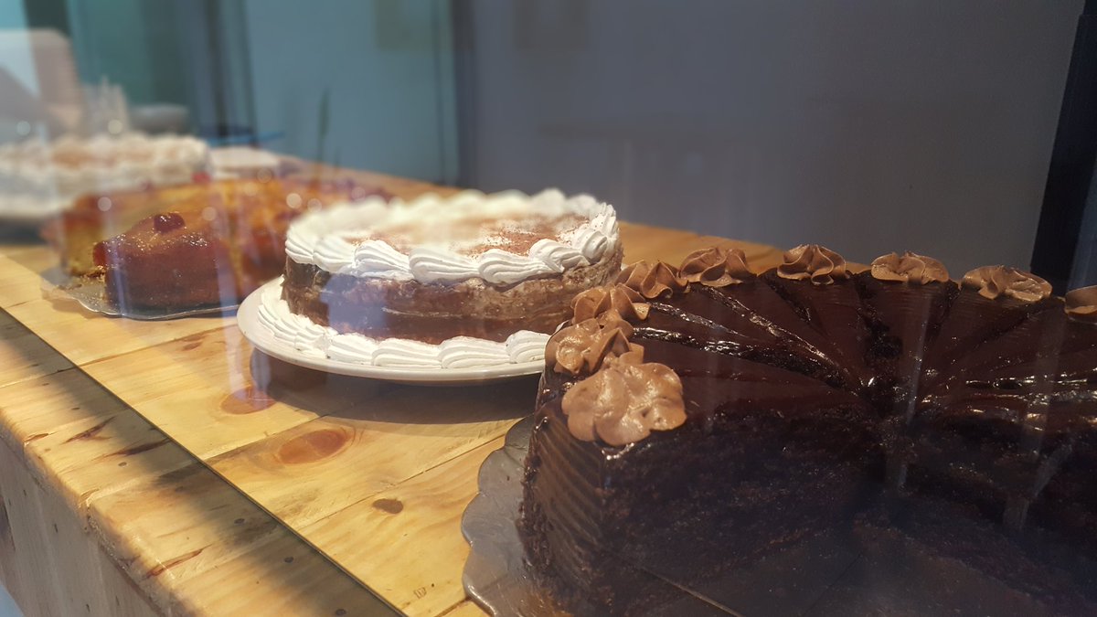 jdaniel_polanco's tweet photo. Necesito apoyo de todos ustedes por favor. 
Como no pienso dejar q me gane el socialismo ni emigrar emprendi un nuevo negocio.
Dulces y tortas estoy en valencia vnzla por la calle del tijerazo av Bolívar bajando hacia el negra hipolita frente a la panadería. 
Por favor RT https://t.co/X1jiHFqkOz