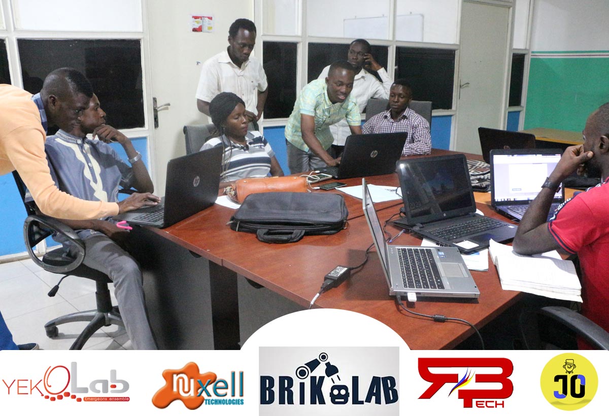 #YekolabCommunity 🇨🇬

C'était le grand jeu lors de la 1ère édition de l'#OpenRepair initiée par la communauté #Brikolab. L'invite a été faite à qui voulait adhérer de venir dépanner son ordinateur avec l'aide communautaire, vendre des pièces ou simplement échanger et partager.