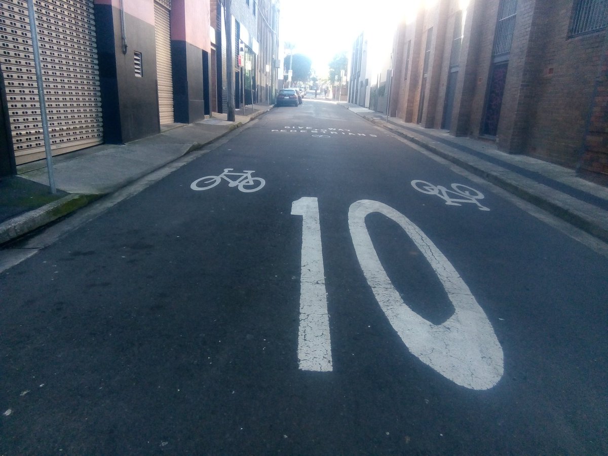 RimbaudAxel's tweet photo. Foto que tomé en mi antiguo barrio en Sídney, allá muchas calles residenciales son limitadas a 10km/h y los peatones y los ciclistas tienen prioridad. Algo a reproducir en #Chile
#SeguridadVial #ZonasDeTránsitoCalmado https://t.co/MII1A8MmdW
