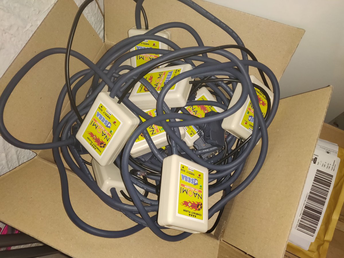 Tailsnic_Retro's tweet image. En algún evento retro arcade os vais a encontrar esto para poder disfrutar del sistema Naomi y su grandioso catálogo. Aportando mi granito de arena al mundo retro para las asociaciones que lo requieran #sega #dimm #compactflash