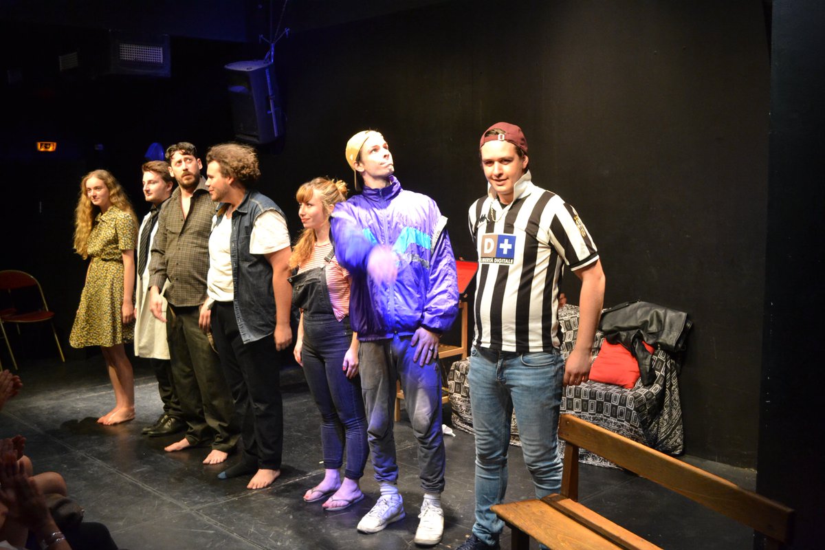 ChapeaudEbene's tweet photo. [LA MALADIE DE LA FAMILLE M]

Le salut du collectif Les Impromptus à la fin de leur spectacle !
Retrouvez-les également dans RICHARD, tous les jours à 20H30.

La maladie de la famille M, un portrait tendre et drôle d'une famille névrosée.

🕜13H30
#festivalOFF #AvignonOFF #OFF https://t.co/Khwui4sizW