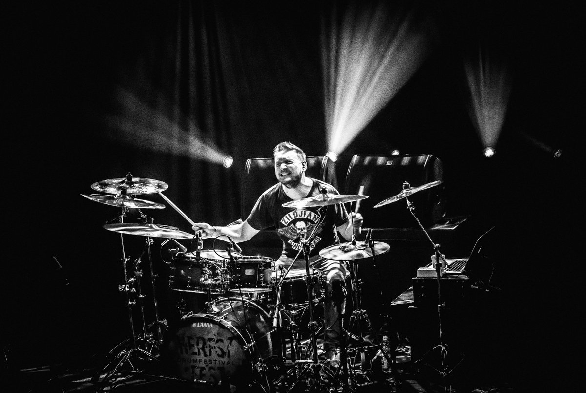 INTERVIEW: Na drie jaar werken bracht <a href="/koenherfst/">koenherfst</a> afgelopen zondag zijn tweede soloalbum #LEO uit. Wij spraken de Haagse drummer over het persoonlijke verhaal achter het album. bit.ly/2xNz2Ts 📸 Arjen Vermeer