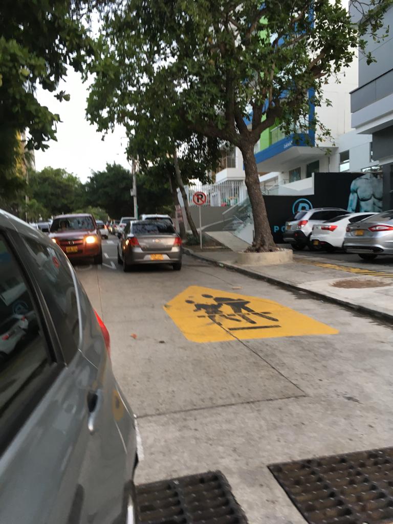 lfvg13's tweet photo. En la esquina de la 64B con calle 84, tomen nota @TransitoBaq  donde funciona un gimnasio, violan permanentemente la prohibición de parquear. https://t.co/IksHM3tVW5